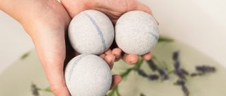Бомбочки для ванны с лавандой в руках над водой