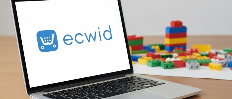 Экран ноутбука с логотипом платформы Ecwid, с разноцветными кубиками на деревянном столе