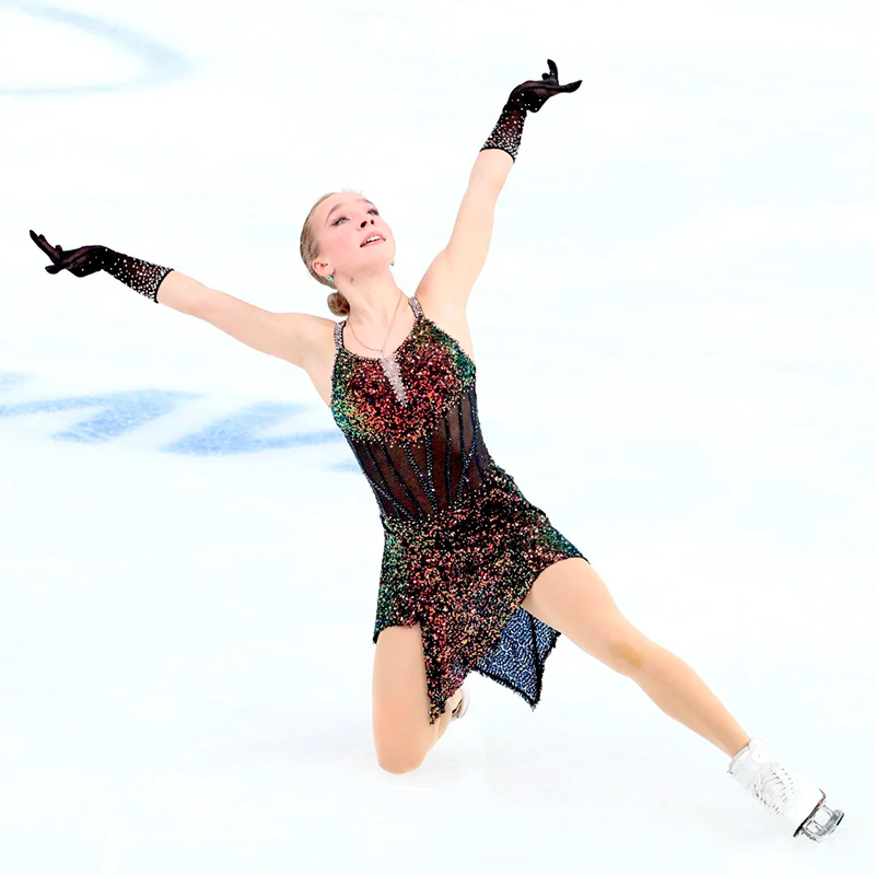 Фигуристка на льду во время выступления