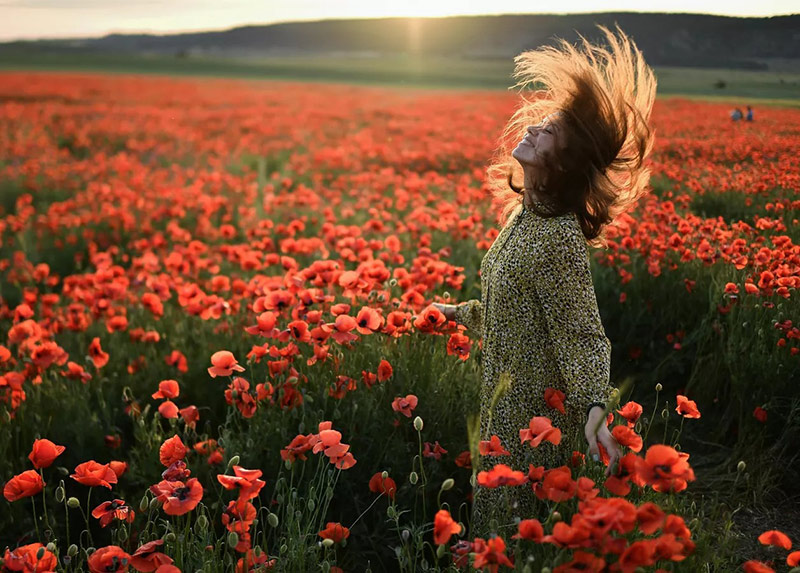 Девушка в маковом поле у села Сирень в Бахчисарайском районе Крыма