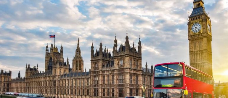 Лондон – Биг-Бен и красный двухэтажный автобус на улице города