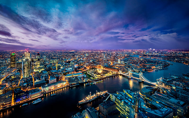 Аэрофотоснимок центра Лондона с рекой Темзой и мостами