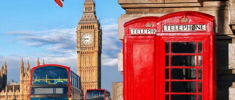Символы Великобритании – флаг, Биг-Бен, красная телефонная будка и двухэтажные автобусы