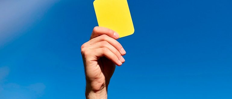 Желтая карточка в футболе
