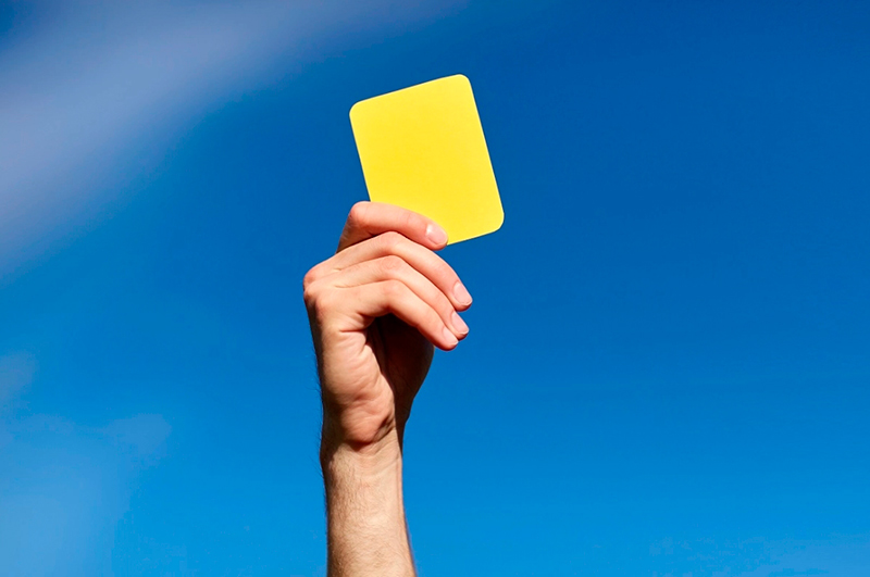 Желтая карточка в футболе