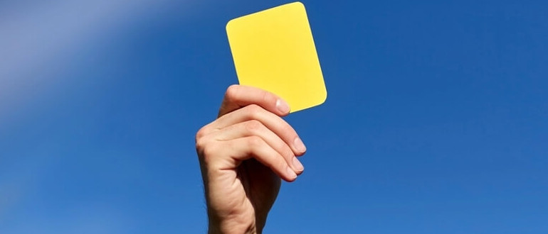 Желтая карточка в футболе