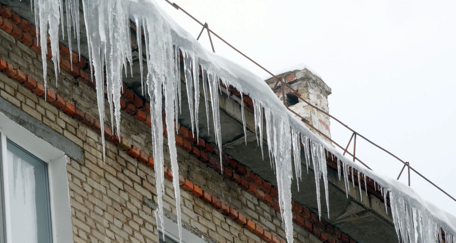 Острые сосульки на крыше