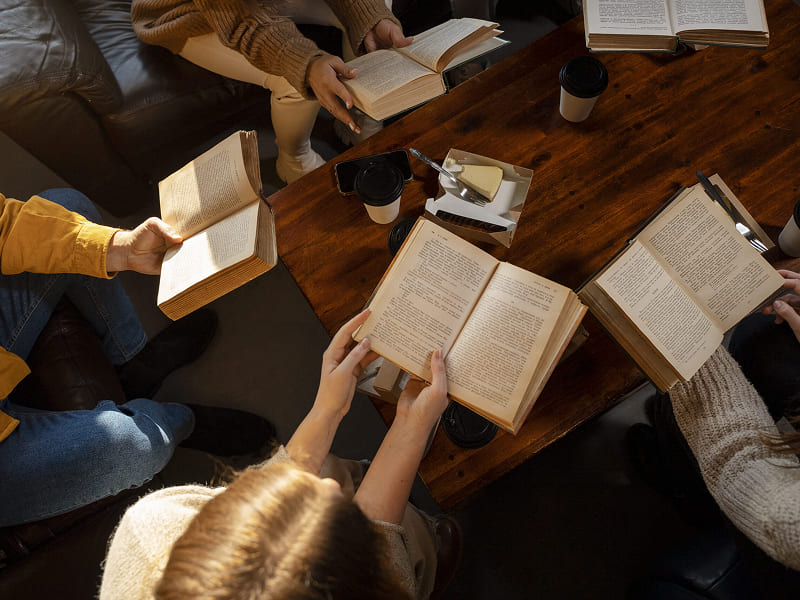 происходит обсуждение книг